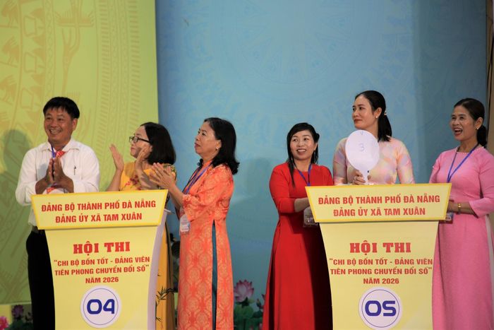 Niềm vui của các đội thi sau khi đưa ra đáp án chính xác. Ảnh: ALĂNG NGƯỚC