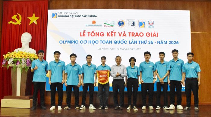 Đại diện lãnh đạo nhà trường trao giải cho đội tuyển giành giải Nhất đồng đội tại Kỳ thi Olympic Cơ học toàn quốc lần thứ 36 năm 2026. Ảnh: THU HÀ