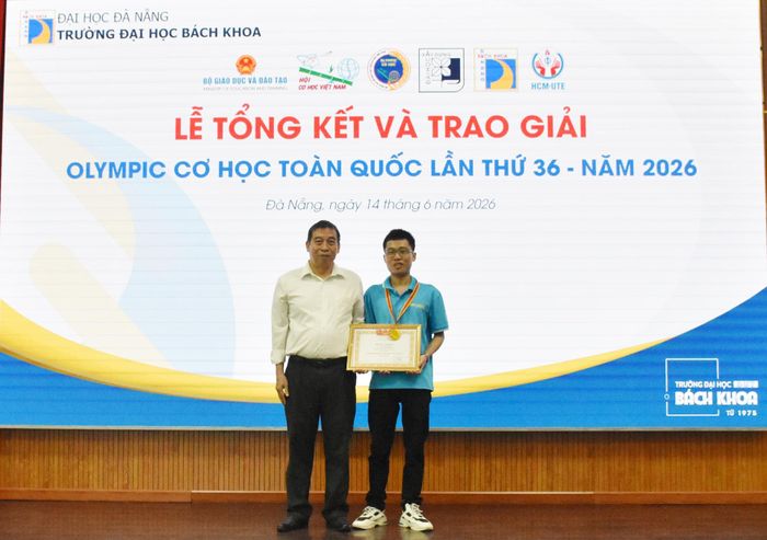 Khen thưởng sinh viên giành giải Nhất cá nhân tại Kỳ thi Olympic Cơ học toàn quốc lần thứ 36 năm 2026. Ảnh: THU HÀ