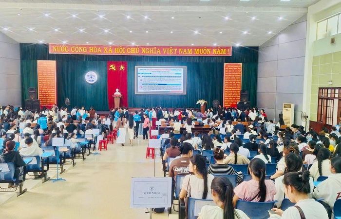 Thí sinh đến làm thủ tục thi năng khiếu tại Trường Đại học Quảng Nam. Ảnh: DUY LINH