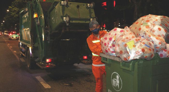 Tổng khối lượng rác thu gom, vận chuyển sau đêm thi pháo hoa thứ 3 là 29 tấn. Ảnh: HOÀNG HIỆP