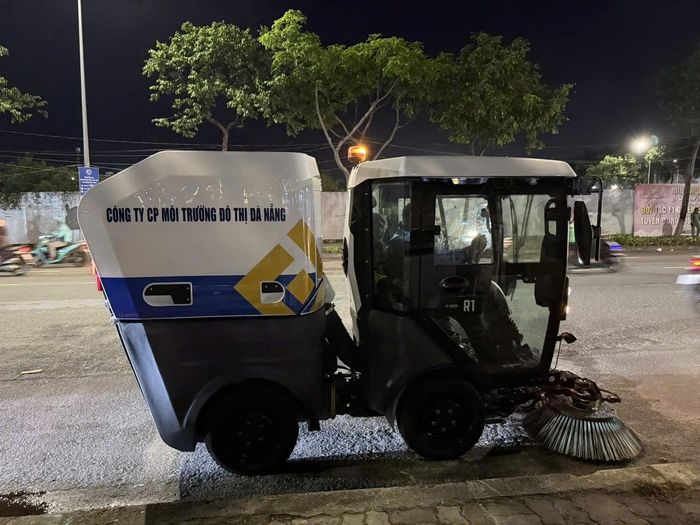 Phương tiện cơ giới được tăng cường để hoàn thành tổng dọn vệ sinh, thu gom rác trên đường phố trong đêm. Ảnh: HOÀNG HIỆP