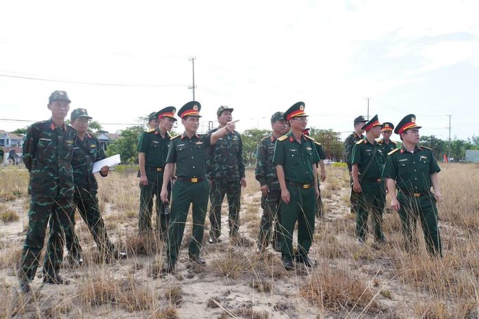 Đoàn công tác kiểm tra khu vực diễn tập. Ảnh: Q.Đ