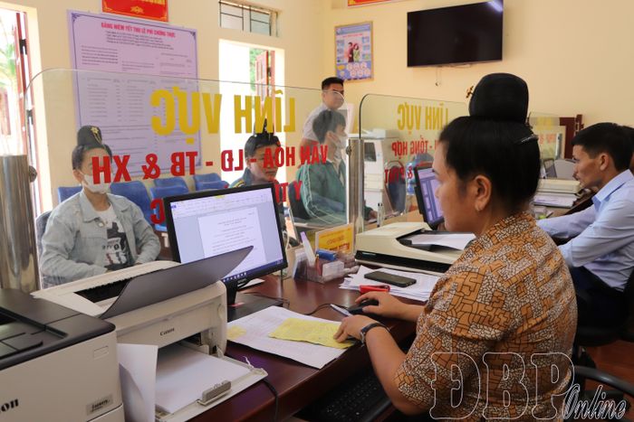 Cán bộ Trung tâm Phục vụ hành chính công xã Na Son giải quyết thủ tục cho người dân.