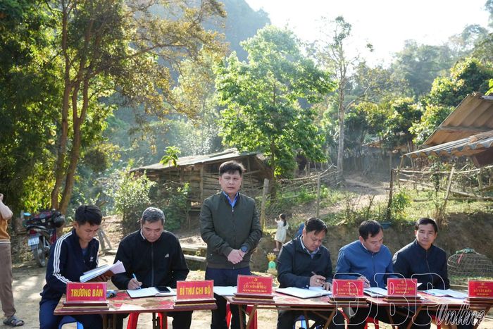 Đối thoại giúp niềm tin của người dân đối với chính quyền cơ sở được củng cố. Trong ảnh: Lãnh đạo xã Mường Nhà đối thoại với nhân dân.