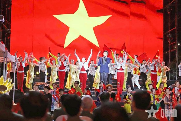 Tiết mục "Đất nước trọn niềm vui" do NSND Tạ Minh Tâm thể hiện ấn tượng.