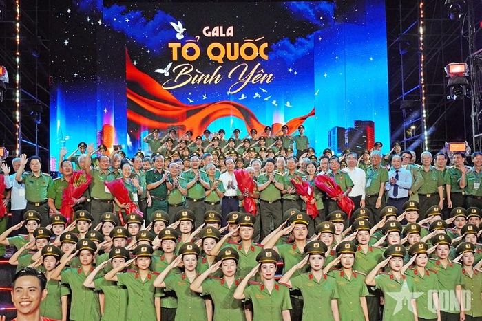 Lãnh đạo các cấp cùng các đại biểu chúc mừng chương trình thành công tốt đẹp.