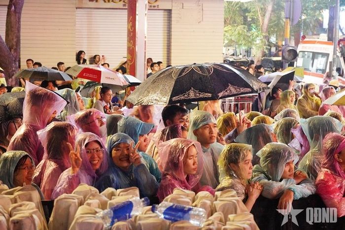 Trời mưa lớn nhưng cán bộ, chiến sĩ và nhân dân vẫn yêu mến, theo dõi chương trình.