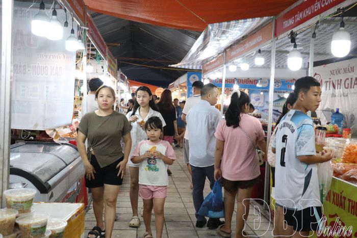 Hội chợ thu hút đông đảo người dân và du khách đến tham quan, mua sắm.