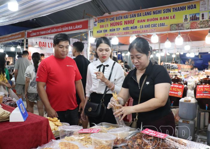 Các gian hàng OCOP và đặc sản địa phương thu hút đông đảo khách hàng tìm hiểu, mua sắm.