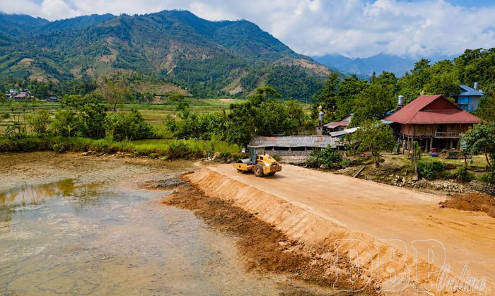 Các hộ dân dọc tuyến đường Hón Sáng - Hua Nặm (xã Mường Ảng) chủ động phối hợp kiểm đếm tài sản, nhường đất mở đường.