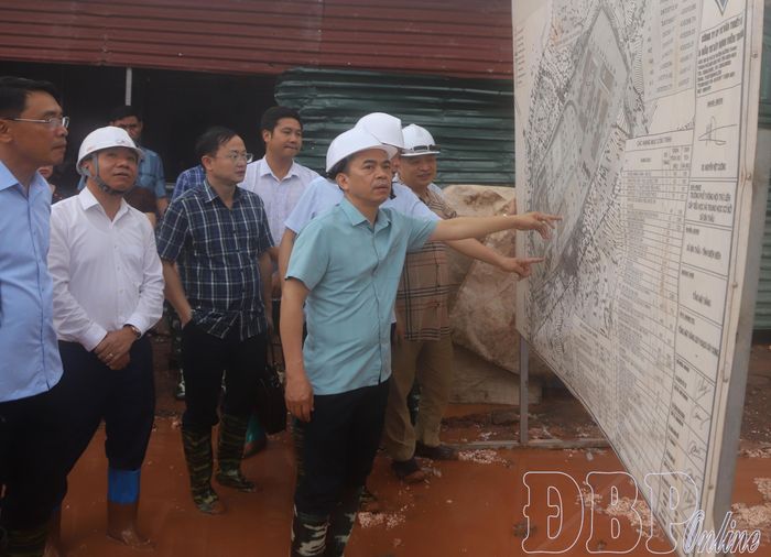 Phó Chủ tịch UBND tỉnh Nguyễn Văn Đoạt kiểm tra mặt bằng xây dựng Dự án Trường PTNT liên cấp TH&amp;THCS xã Sín Thầu.