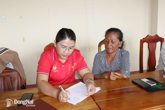 Tổ công tác của UBND xã Xuân Hòa hướng dẫn, hỗ trợ người dân thực hiện các thủ tục hộ tịch. Ảnh: Đức Quý