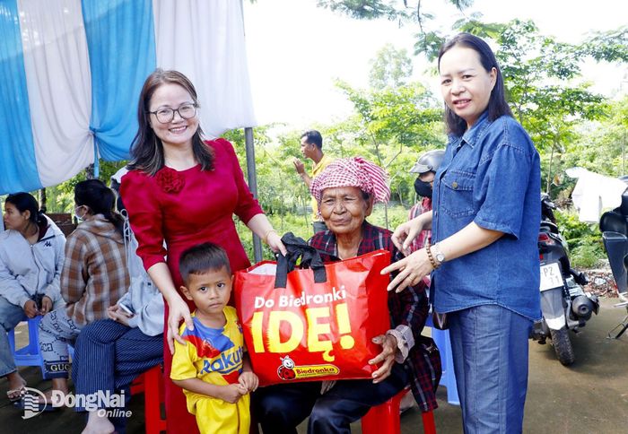 Những phần quà ấm áp được trao tận tay hộ đồng bào dân tộc khó khăn trên địa bàn phường Bình Phước. Ảnh: Nhã Trâm