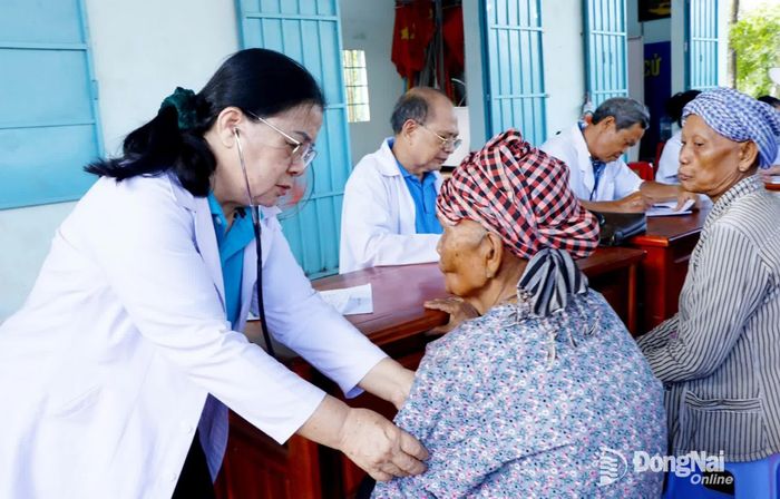 Đoàn y, bác sĩ tình thương Sông Bé khám bệnh, tư vấn sức khỏe cho hộ đồng bào dân tộc khó khăn trên địa bàn phường Bình Phước. Ảnh: Nhã Trâm