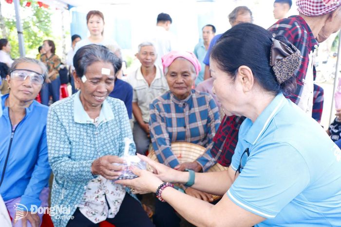 Đại diện doanh nghiệp và đoàn thiện nguyện cấp thuốc miễn phí cho hộ đồng bào dân tộc khó khăn trên địa bàn phường Bình Phước. Ảnh: Nhã Trâm