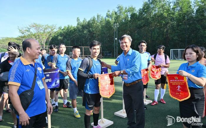 Khai mạc giải bóng đá khu vực 2 thuộc Liên đoàn Lao động thành phố Đồng Nai. Ảnh: CĐ