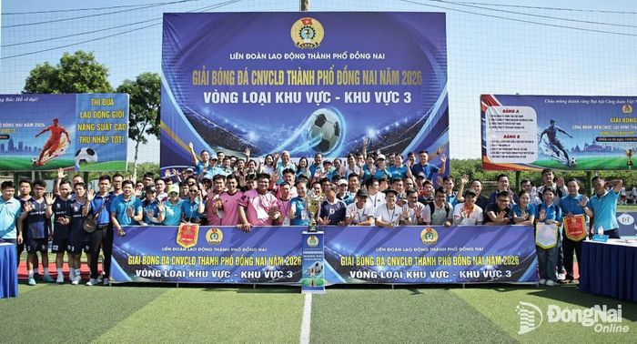 Khai mạc giải bóng đá tại khu vực 3 thuộc Liên đoàn Lao động thành phố Đồng Nai. Ảnh: CĐ