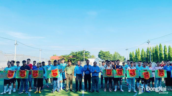 Khai mạc giải bóng đá tại khu vực 4 thuộc Liên đoàn Lao động thành phố Đồng Nai. Ảnh: CĐ