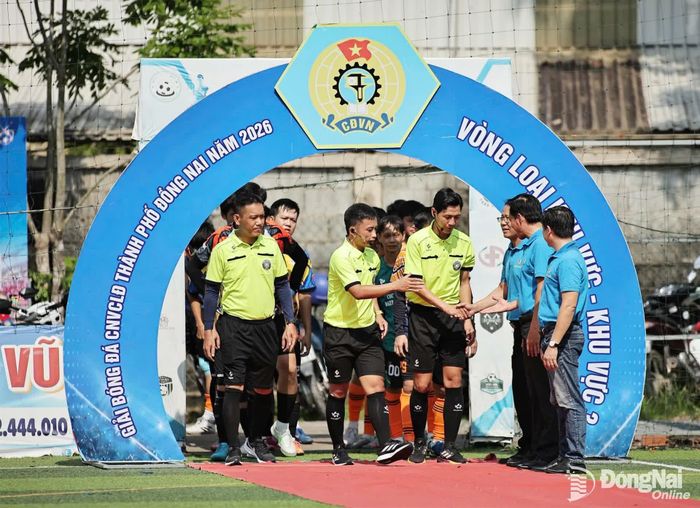 Khai mạc giải bóng đá công nhân viên chức, lao động tại khu vực 3. Ảnh: CĐ
