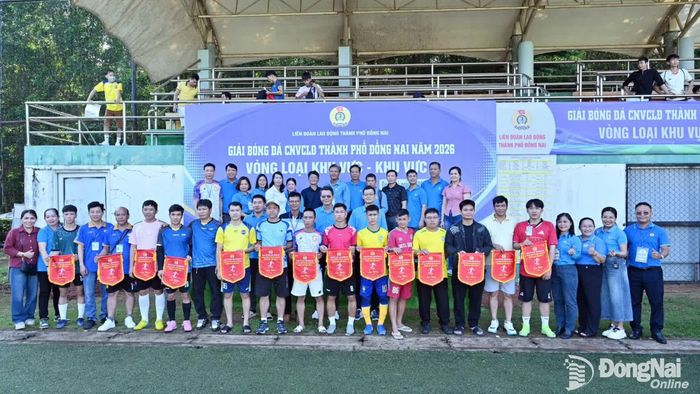 Khai mạc giải bóng đá công nhân viên chức, lao động khu vực 2. Ảnh: CĐ