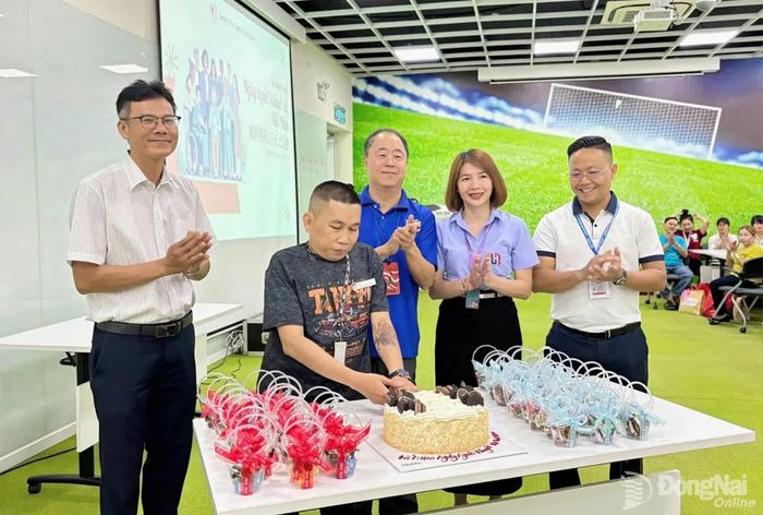Ban Giám đốc cùng Công đoàn Công ty TNHH Pou Sung Việt Nam (xã An Viễn, thành phố Đồng Nai) tổ chức chương trình gặp gỡ, giao lưu với các công nhân khuyết tật trong nhà máy nhân Ngày Người khuyết tật Việt Nam 18-4. Ảnh: CĐ