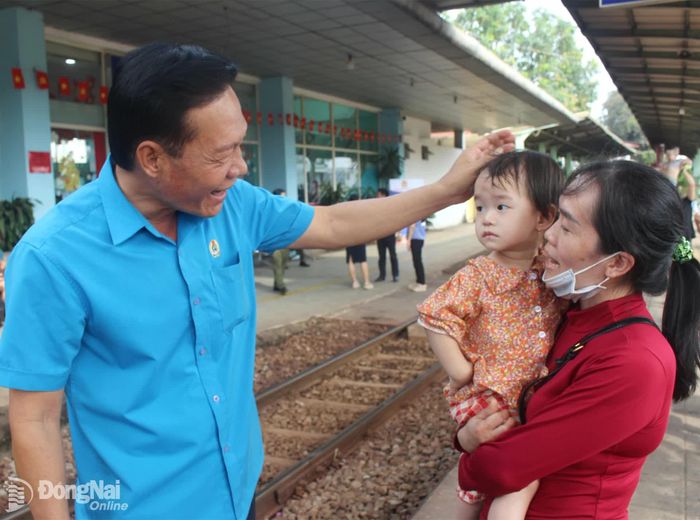 Cán bộ Công đoàn tiễn công nhân về quê trên Chuyến tàu Công đoàn vào tháng 2-2026. Ảnh: CĐ