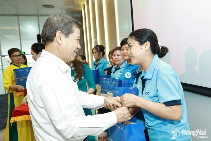 Đồng chí Lê Minh Trí, Ủy viên Bộ Chính trị, Bí thư Trung ương Đảng, Trưởng ban Nội chính Trung ương tặng quà công nhân Đồng Nai. Ảnh: Công Nghĩa