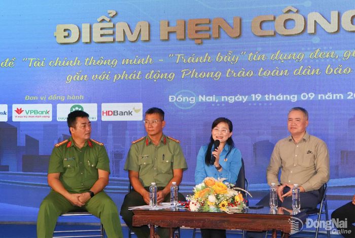 Lãnh đạo Liên đoàn Lao động thành phố Đồng Nai chia sẻ tại chương trình Điểm hẹn công nhân với chủ đề: Tài chính thông minh - Tránh bẫy “tín dụng đen”, giải pháp thay thế từ phía ngân hàng gắn với phát động phong trào Toàn dân bảo vệ an ninh Tổ quốc được Liên đoàn Lao động thành phố tổ chức. Ảnh: CĐ