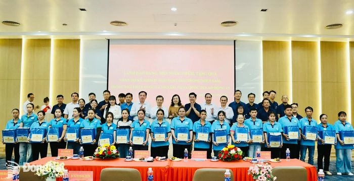 Các đồng chí lãnh đạo Trung ương và lãnh đạo thành phố chụp hình với công nhân lao động Công ty TNHH Chang Shin Việt Nam (Khu công nghiệp Thạnh Phú, phường Tân Triều) nhân Ngày quốc tế Lao động 1-5. Ảnh: Công Nghĩa