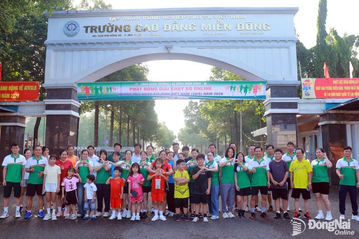 Toàn thể đoàn viên công đoàn và người lao động và người thân đang công tác tại Trường Cao đẳng Miền Đông. Ảnh: Thu Hà - Duy Khánh