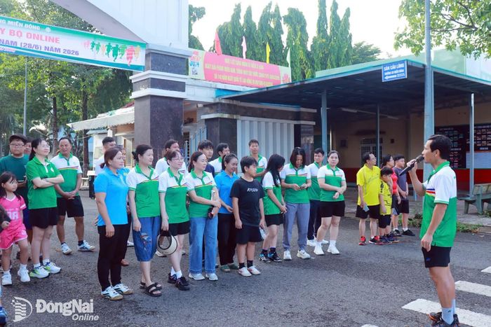 Phó Bí thư Đảng ủy, Phó Hiệu trưởng, Chủ tịch Công đoàn Trường Cao đẳng Miền Đông Nguyễn Huy Đào phát biểu tại chương trình. Ảnh: Thu Hà - Duy Khánh