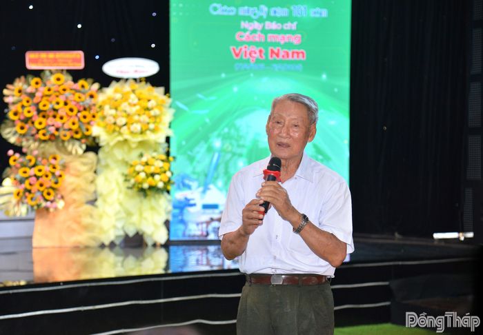 Nhà báo Nguyễn Đắc Hiền, nguyên Phó Bí thư Thường trực Tỉnh ủy Đồng Tháp phát biểu tại buổi họp mặt.