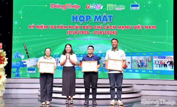 Đồng chí Ngô Thị Ngọc Hạnh trao Bằng khen của UBND tỉnh Đồng Tháp cho các nhóm tác giả đạt thành tích tại Liên hoan Phát thanh toàn quốc lần thứ XVII.