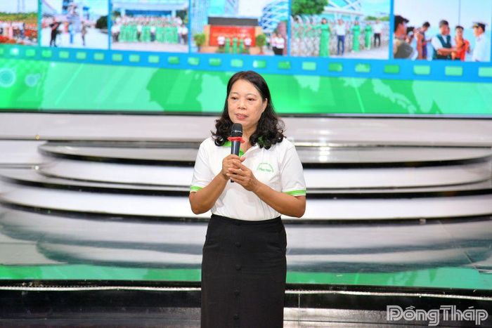 Đồng chí Ngô Thị Ngọc Hạnh, Tổng Biên tập Báo và phát thanh, truyền hình Đồng Tháp phát biểu chia sẻ tại buổi họp mặt.
