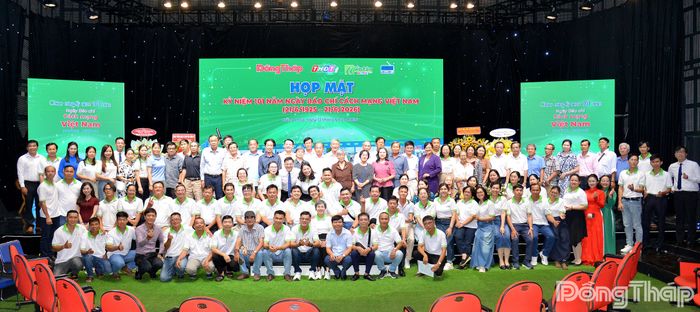 Đại biểu tham dự và chụp ảnh lưu niệm tại buổi họp mặt.