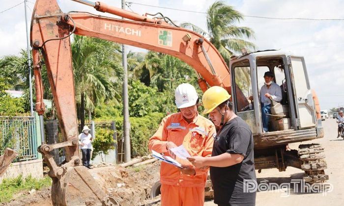 Nhân viên ngành Điện thường xuyên tuyên truyền cho các đơn vị thi công, góp phần bảo vệ hành lang an toàn lưới điện trong quá trình thi công công trình giao thông.