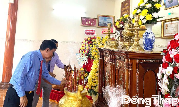 Các đại biểu dâng hương Mẹ Nguyễn Thị Bảy.