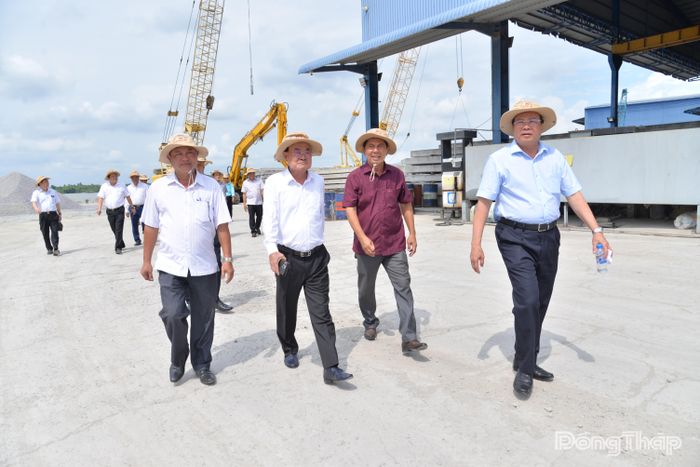 Đoàn công tác Hội Liên lạc với người đồng hương tỉnh Đồng Tháp tại TP. Hồ Chí Minh tham quan nhà máy của Công ty TNHH Hữu Biên.