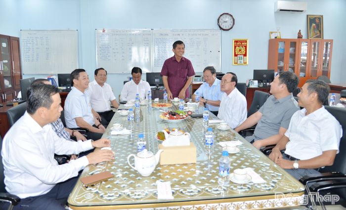 Ông Đặng Hữu Biên thông tin với Đoàn công tác Hội Liên lạc với người đồng hương tỉnh Đồng Tháp tại TP. Hồ Chí Minh về tình hình sản xuất, kinh doanh của doanh nghiệp.