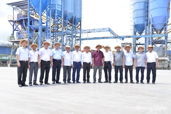 Đoàn công tác Hội Liên lạc với người đồng hương tỉnh Đồng Tháp tại TP. Hồ Chí Minh chụp ảnh lưu niệm cùng lãnh đạo Công ty TNHH Hữu Biên.