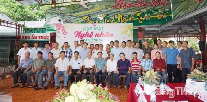 Các đại biểu cùng các nghệ nhân, chủ nhà vườn, đại diện hội quán, hợp tác xã hoa - kiểng chụp ảnh lưu niệm tại buổi gặp mặt sáng ngày 14-6.