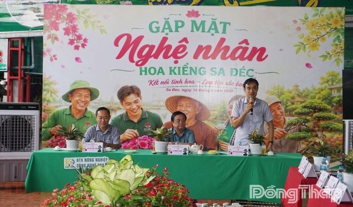 Đồng chí Nguyễn Văn Vũ Minh, Tỉnh ủy viên, Bí thư Đảng ủy phường Sa Đéc phát biểu chào mừng và nhấn mạnh yêu cầu đổi mới, phát huy giá trị đa dụng của ngành hàng hoa - kiểng trong giai đoạn mới.