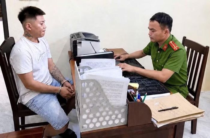 Công an xã Ia Lâu làm việc với đối tượng Cao Văn Cường. Ảnh: Trung Sơn
