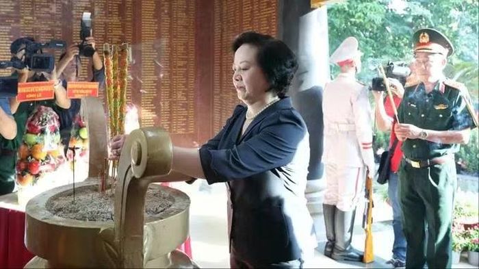Phó Thủ tướng Phạm Thị Thanh Trà dâng hương tưởng niệm các anh hùng liệt sĩ tại Công viên Lê Thị Riêng (TP. Hồ Chí Minh) ngày 8-6-2026. Ảnh: VGP