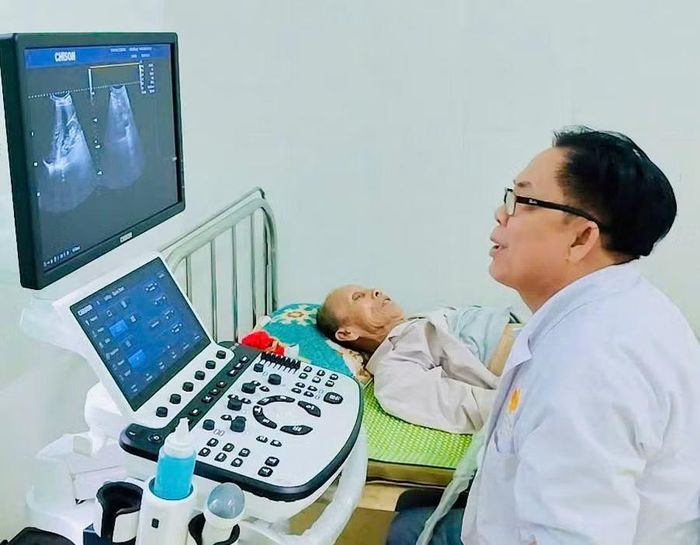  Bác sĩ siêu âm bụng tổng quát cho 1 người dân. Ảnh: Như Nguyện 