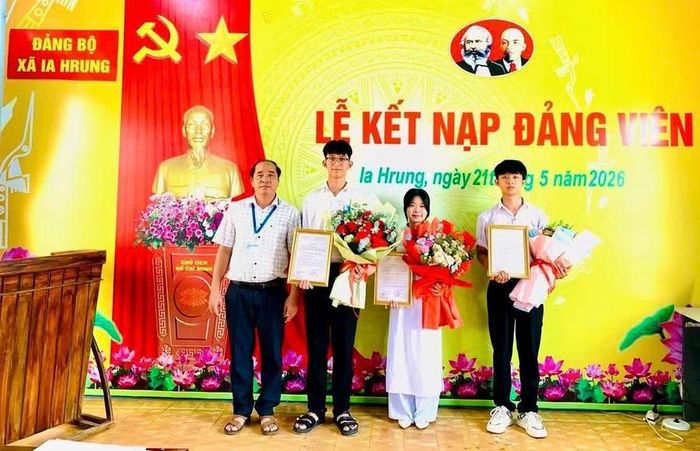  Em Nguyễn Khoa Kim Ánh (thứ 2 từ phải sang) cùng các học sinh ưu tú vừa được Chi bộ Trường THPT Phạm Văn Đồng (xã Ia Hrung) kết nạp vào Đảng. Ảnh: ĐVCC 
