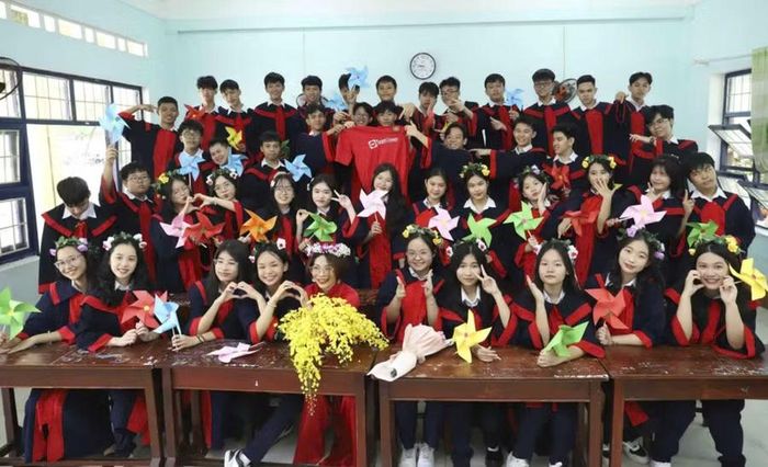  Dù lớp có nhiều học sinh xuất sắc hay còn không ít em bồng bột, cô Trần Thị Mỹ Long vẫn luôn xây dựng được một tập thể đoàn kết và đồng lòng. Ảnh: K.H 