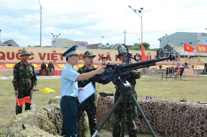 Thực hành sử dụng súng máy phòng không 12,7mm. Ảnh: H.P