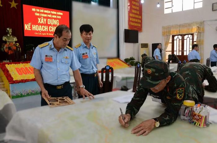 Các thí sinh tham gia phần thi xây dựng kế hoạch chiến đấu trên bản đồ. Ảnh: H.P